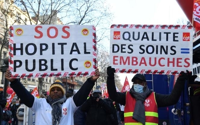Nhân viên y tế và giáo viên Pháp biểu tình phản đối điều kiện lao động xuống cấp do Covid